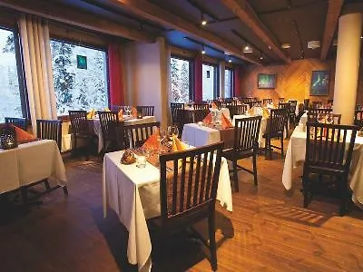 Santa's Aurora & Igloos Otel 4*